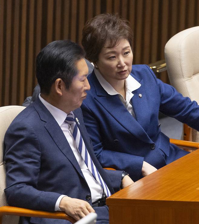 정청래(왼쪽) 더불어민주당 정청래 대표와 이언주 최고위원이 2일 국회에서 열린 2월 임시회 개회식 후 열린 본회의 도중 대화하고 있다. 연합뉴스