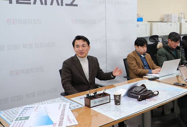 김진태 강원도지사가 2일 도청 기자실에서 간담회를 갖고 지역내 총생산 결과를 설명하고 있다. 강원자치도 제공