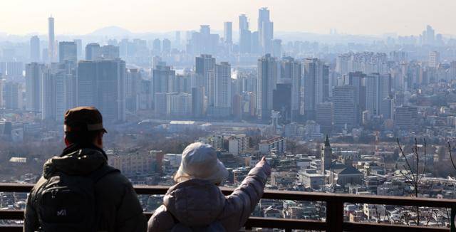 1일 서울 남산 전망대에서 바라본 시내 곳곳에 아파트 단지가 빼곡하게 들어서 있다. 연합뉴스