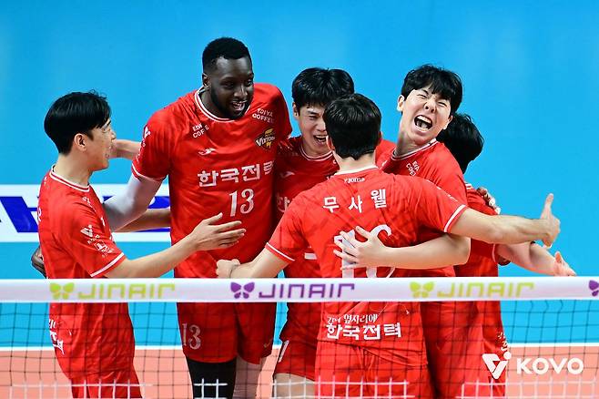 2일 서울 장충체육관에서 열린 우리카드와의 경기에서 득점한 뒤 기뻐하는 한국전력 선수들. 사진 한국배구연맹