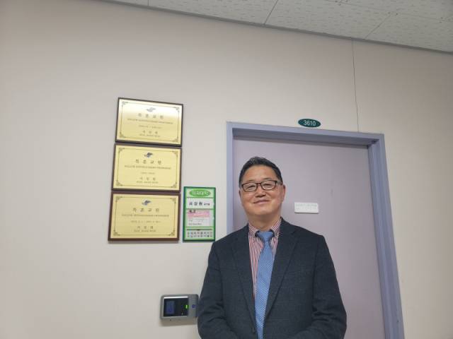 ▲ 서상원 한림대학교 의대 교수가 지난 29일 한림대 의대 연구실에서 본지와 인터뷰를 갖고 연구실 앞에 섰다. 이설화 기자