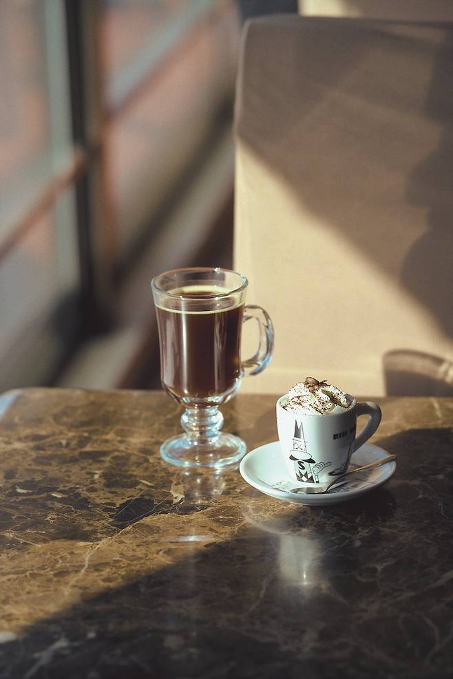 겨울 햇살을 맞으며 이디오피아의 아메리카노, 휘핑크림 올린 콘판나(사진=안규림)