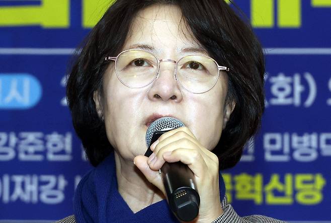 더불어민주당, 조국혁신당, 사회민주당, 기본소득당, 진보당 소속 의원들 주최로 13일 서울 여의도 국회도서관 소강당에서 열린 ‘바람직한 검찰개혁을 위한 긴급토론회’에서 더불어민주당 추미애 의원 겸 국회 법사위원장이 인사말을 하고 있다. 연합