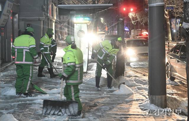 2일 새벽까지 수원에 많은 눈이 내렸지만 우려했던 출근길 ‘교통대란’은 피해갔다. 새벽 시간 제설 작업이 이어지며 주요 통행 구간과 보행로가 비교적 빠르게 정리된 덕분이다. 2일 오전 수원특례시 한 버스정류장 인근에서 환경미화원들이 승하차 구역 주변에 쌓인 눈을 쓸어내며 보행로를 정비하고 있다. 조주현기자