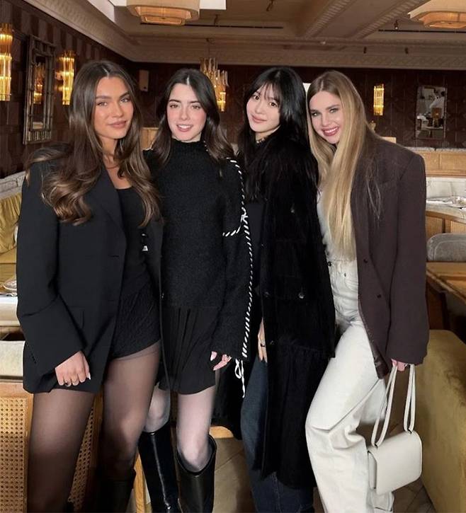 프랑스 리그1 파리 생제르맹(PSG)에서 활약 중인 축구선수 이강인(25)의 연인으로 알려진 '두산가 5세' 박상효 씨(27)가 PSG 관련 여성들과 함께 찍은 사진이 공개됐다. 사진 왼쪽부터 엘리사 마타나, 마달레나 아라강, 박상효, 안젤리나 자바르니. /사진=안젤리나 자바르니 인스타그램