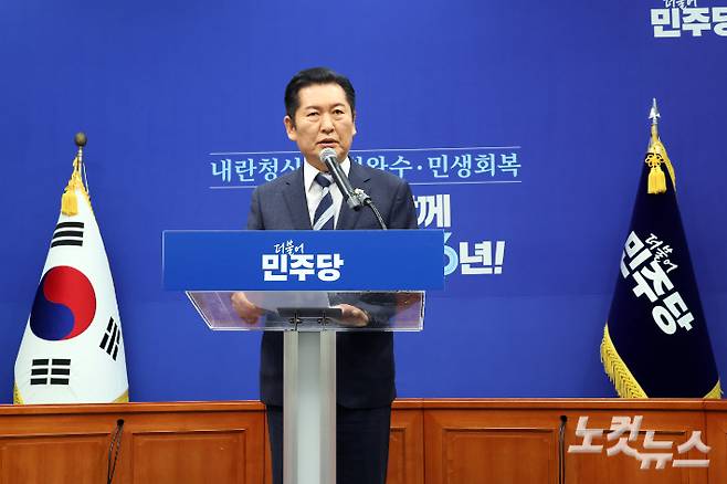 더불어민주당 정청래 대표가 22일 서울 여의도 국회에서 긴급기자회견을 열고 조국혁신당에 합당 제안을 하고 있다. 윤창원 기자