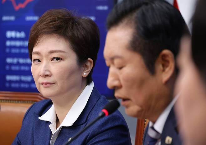 정청래 대표 발언 듣는 이언주 최고위원 - 더불어민주당 이언주 최고위원(왼쪽)이 2일 국회에서 열린 최고위원회의에서 정청래 대표의 발언을 듣고 있다. 2026.2.2