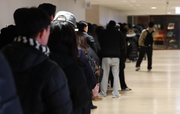 스타벅스 ‘두쫀롤’ 구매 기다리는 시민들, 연합뉴스