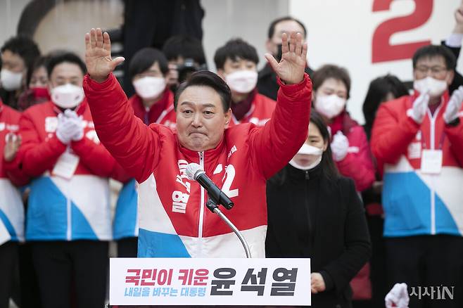 2022년 2월15일 당시 국민의힘 대선후보 윤석열이 부산에서 유세를 하고 있다. ⓒ시사IN 이명익