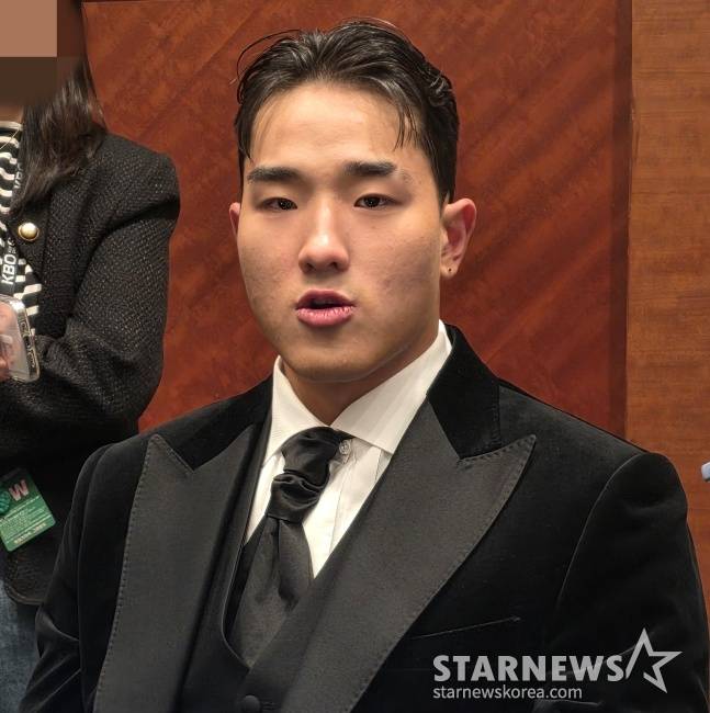 KT 안현민이 지난해 11월 서울 롯데호텔 월드 크리스탈볼룸에서 열린 '2025 신한 SOL 뱅크 KBO 시상식'에서 신인왕을 수상한 후 인터뷰하고 있다. /사진=김동윤 기자