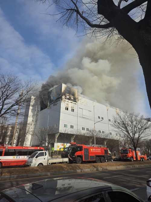 3일 시흥시 정왕동 SPC삼립 시화공장에서 화재가 발생해 검은 연기가 치솟는 가운데 소방당국이 사다리차 등을 동원해 진화 작업을 벌이고 있다. 2026.2.3 /민주노총 화섬식품노조 SPC삼립 지회 제공