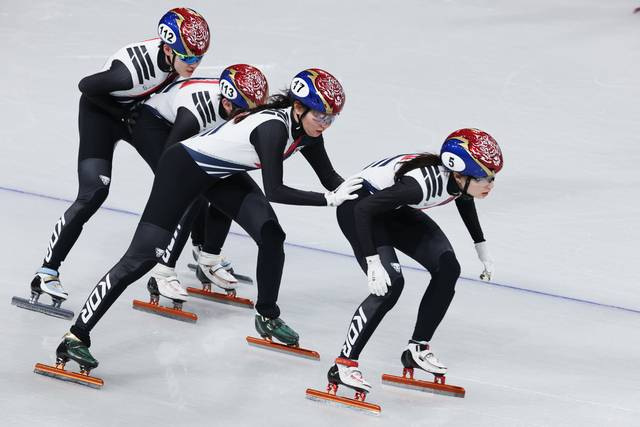 2026 밀라노·코르티나담페초 동계올림픽 개막을 4일 앞둔 2일(현지시간) 이탈리아 밀라노 아이스스케이팅 아레나에서 쇼트트랙 대표팀 선수들이 계주 훈련을 하고 있다. 연합뉴스