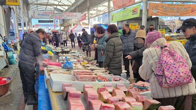 설을 보름 앞둔 3일, 군위전통시장 어물전 전경. /최상진 기자