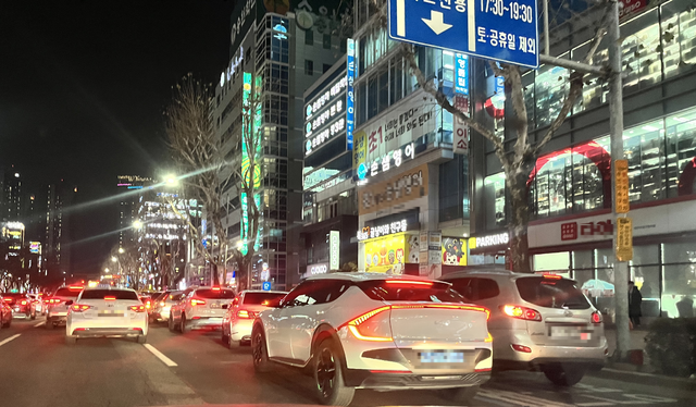 지난달 28일 오후 10시께 대구 수성구 범어동 학원가 인근 도로에는 1차선에 진입하려는 차와 진출하려는 차들이 뒤엉켜있었다. 김정원 기자