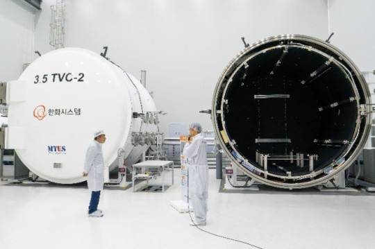 지난달 8일 한화시스템 제주우주센터를 방문한 김승연 한화그룹 회장(왼쪽)이 진공상태, 극저온(-180℃), 극고온(150℃) 환경을 모사한 우주환경 시험장을 살펴보고 있다. /사진제공=한화그룹