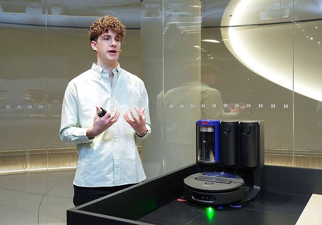 ▲다이슨 관계자가 로봇청소기 신제품을 소개하고 있다. 사진 = 다이슨코리아.