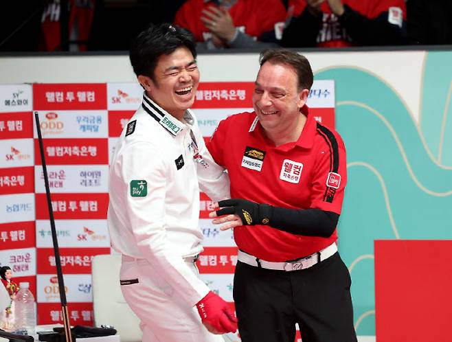 다니엘 산체스(오른쪽)가 명승부 끝에 우승을 차지한 응우옌꾸억응우옌에게 축하 인사를 전하고 있다. 사진=PBA