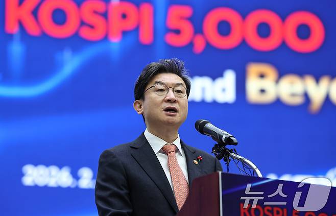 이억원 금융위원회 위원장이 3일 서울 영등포구 한국거래소에서 열린 ‘KOSPI 5000 and Beyond’ 세미나에 참석해 축사를 하고 있다. 2026.2.3/뉴스1 ⓒ News1 김도우 기자