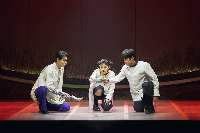 뮤지컬 ‘긴긴밤’의 무대 위, 바다를 향해 떠나는 코뿔소와 펭귄의 여정은 마치 성장기를 통과하는 자식과 부모 이야기의 은유 같다./라이브러리컴퍼니