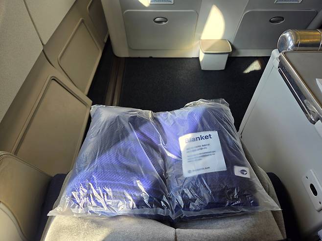 파라타항공에서 제공하는 담요. 파라타항공의 회사명은 한국어 '파랗다'에서 따왔는데, 담요도 그에 맞춰 파란색으로 제공하고 있다. /한예나 기자