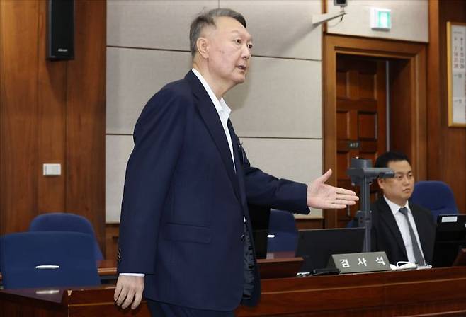 윤석열 전 대통령이 지난해 9월 26일 오전 서울 서초구 서울중앙지방법원에서 열린 특수공무집행방해 및 직권남용, 권리행사방해 등 혐의 사건 첫 공판에 출석하고 있다. ⓒ사진공동취재단