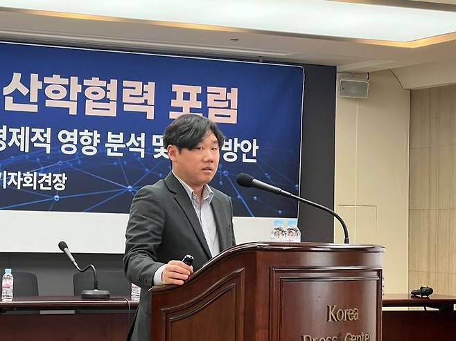 정진도 한국교원대학교 교육정책전문대학원 교수가 3일 서울 중구 프레스센터에서 열린 '대한공간정보학회 산학협력 포럼'에서 연구 결과를 발표하고 있다.ⓒ데일리안 이주은 기자