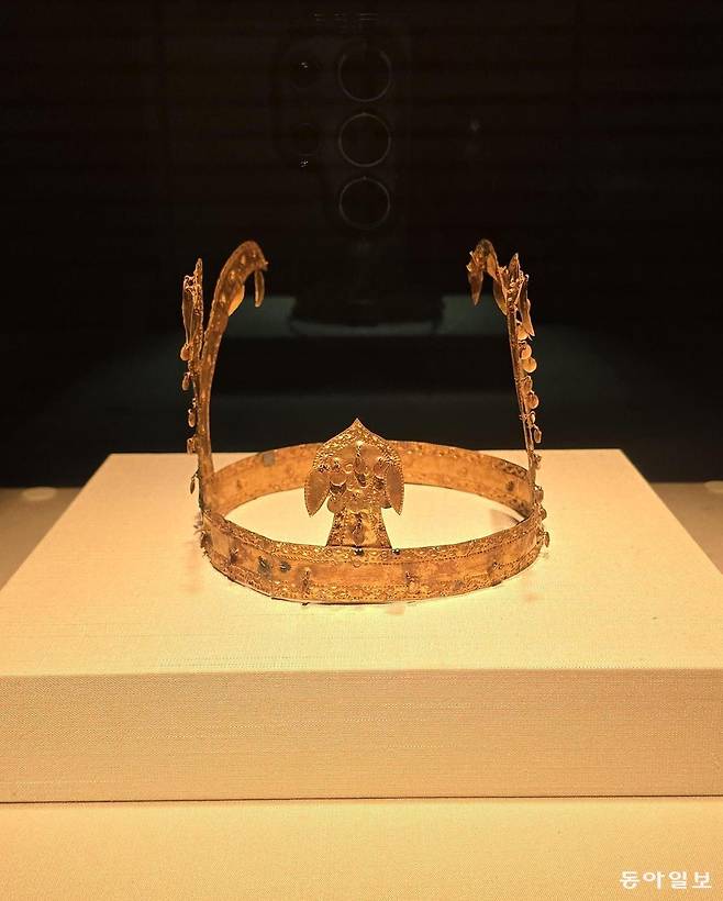 일본 도쿄국립박물관 동양관 5층의 한국관에 전시된 가야의 ‘금제관’. 일제강점기 일본 사업가 오구라 다케노스케가 사들였고 사후 그의 아들이 일본 정부에 기증한 ‘오구라 컬렉션’의 일부다. 정부가 환수를 시도 중이나 일본은 거부했다. 도쿄=황인찬 특파원 hic@donga.com