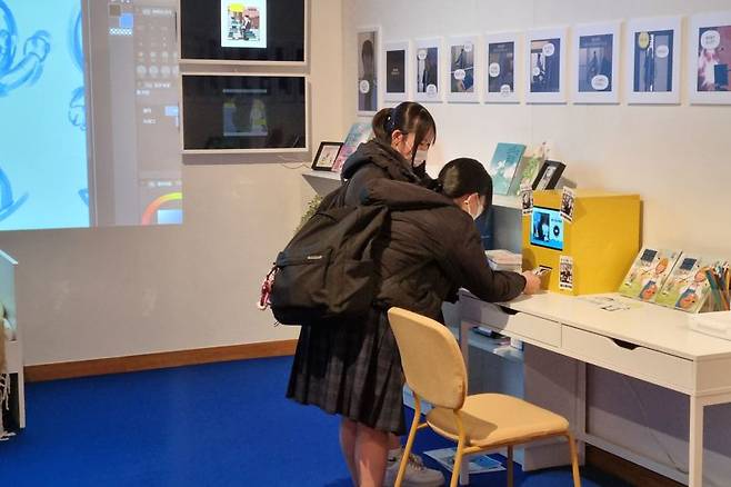 문화체육관광부와 한국콘텐츠진흥원(이하 콘진원)은 주일한국문화원과 함께 지난 1월 30일부터 일본 도쿄 주일한국문화원 ‘갤러리 MI’에서 ‘세로로 읽는 이야기: 2026 K-웹툰 전시’를 열고 있다고 밝혔다.