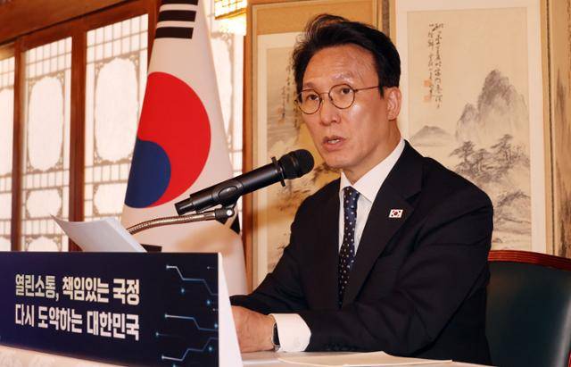 김민석 국무총리가 2일 서울 종로구 삼청동 총리공관에서 총리실 출입기자 간담회를 진행하며 발언하고 있다. 사진공동취재단