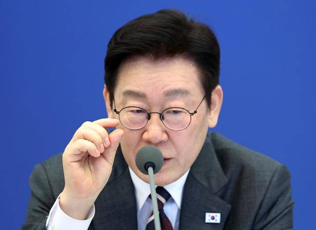 이재명 대통령이 3일 청와대에서 열린 국무회의에서 발언하고 있다. 뉴시스
