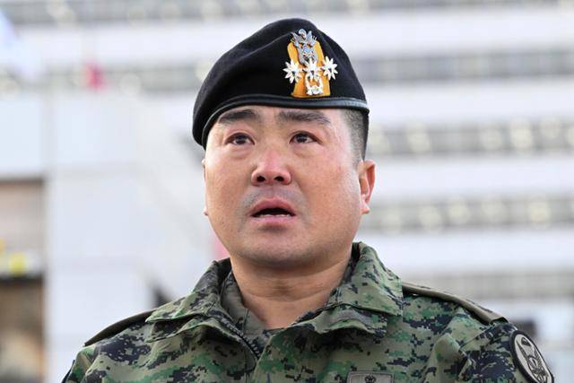 2024년 12월 9일 김현태 전 육군 특수전사령부 707특수임무단장이 서울 용산구 전쟁기념관 앞에서 기자회견 도중 눈물을 글썽이며 발언하고 있다. 김 전 단장은 이날 기자회견에서 12·3 불법 계엄 당일 상황을 설명하며 "707부대원들은 김용현 전 국방부 장관에게 이용당한 피해자"라고 주장했다. 정다빈 기자