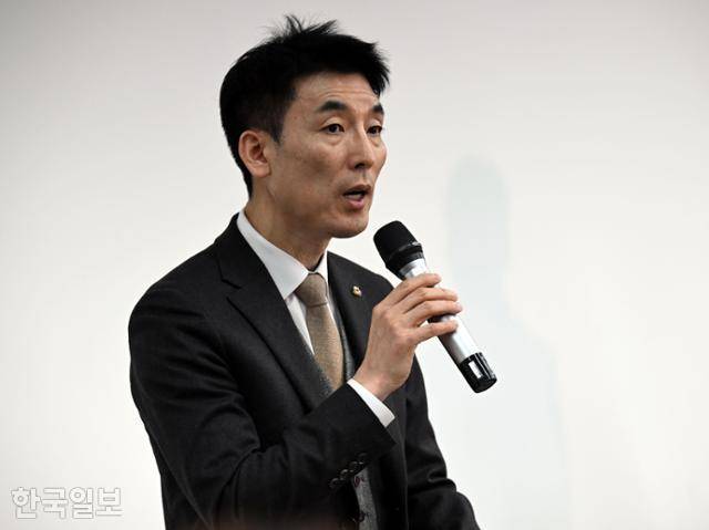 김용현 전 국방부 장관 변호인 이하상 변호사가 지난해 1월 10일 서울 서초구 모임공간 세모네모에서 기자간담회를 하고 있다. 강예진 기자