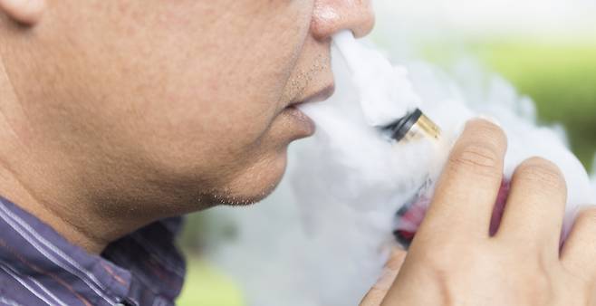 오는 4월 24일부터 시행되는 담배사업법 개정안에 따라, 흡연자는 금연구역에서 액상형 전자담배를 포함한 모든 담배 제품을 사용할 수 없다./사진=클립아트코리아