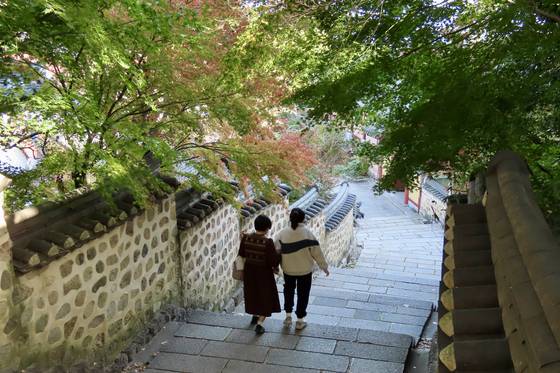 금정산 범어사 돌담길 모습. 김홍준 기자