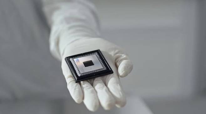 구글이 2024년 공개한 최신 양자칩 '윌로우'. / 사진=REUTERS