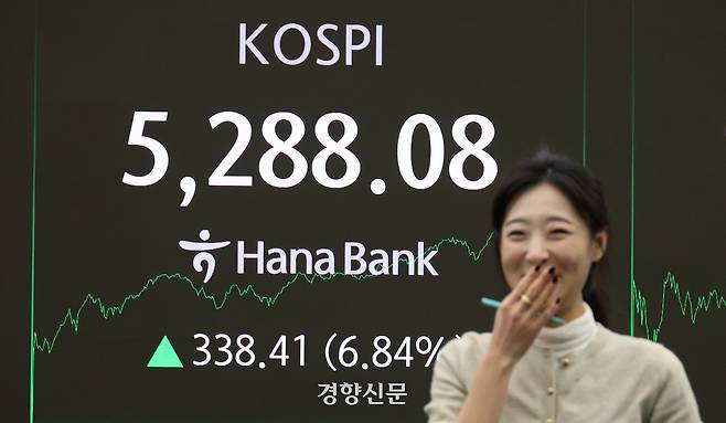 코스피가 3일 7% 가까이 급등해 종가 기준 사상 최고치를 경신한 3일 서울 중구하나은행 본점 딜링룸에서 딜러들이 업무를 보고 있다. 이날 코스피는 전장보다 338.41포인트(6.84%) 오른 5288.08에 거래를 마감했다. 2026.2.3 권도현 기자
