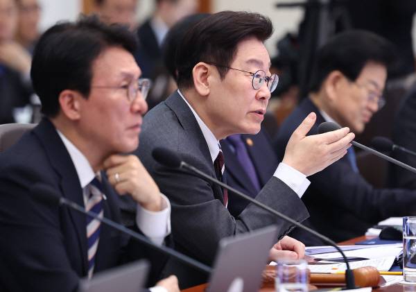이재명 대통령이 3일 청와대에서 열린 국무회의에서 발언하고 있다. 연합뉴스