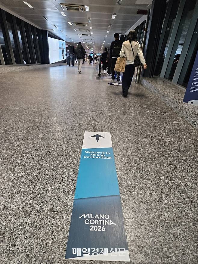 2일 이탈리아 밀라노 말펜사 국제공항 입국장에 대회 관계자들의 동선 유도를 위한 표식물이 바닥에 설치돼 있다. 밀라노 김지한 기자