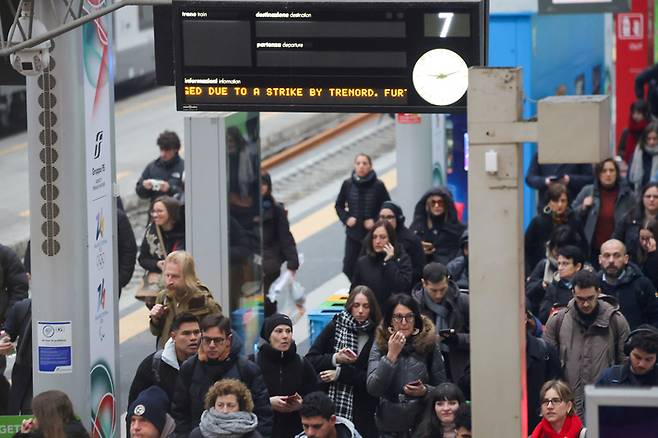지난 2일 이탈리아 밀라노 지역 통근자들이 밀라노 중앙역에서 철도 회사 노조 파업 소식으로 열차편이 끊기자 플랫폼에서 다른 곳으로 이동하고 있다. 로이터연합뉴스