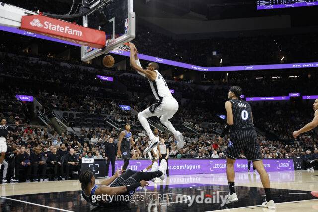 덩크하는 웸반야마(가운데). /게티이미지코리아