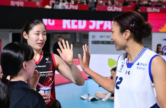 정관장 인쿠시와 현대건설 자스티스가 경기 후 인사하고 있다 / 한국배구연맹(KOVO)