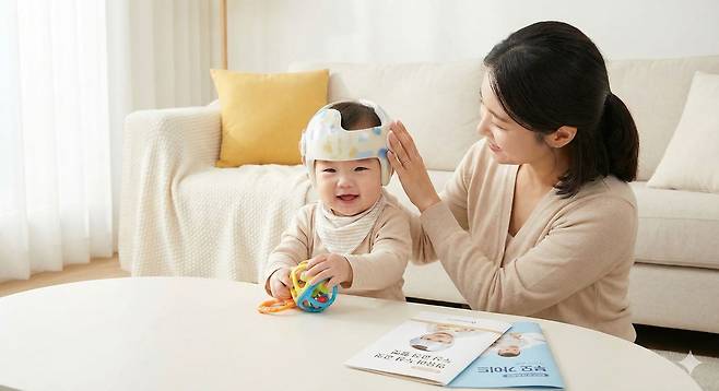 영유아 부모들 사이에서 머리 모양을 바로잡아주는 ‘교정 헬멧’ 치료가 유행처럼 번지고 있다. 특히 미용적 목적에 매몰되어 전문가의 진단 없이 고가의 치료를 덜컥 시작하는 사례가 늘고 있지만, 전문가들은 생활습관 교정과 정기적인 검진이 우선이라고 조언한다