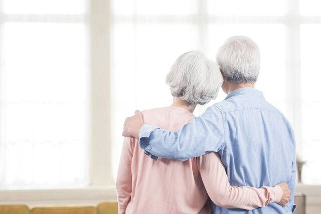 배우자와 사별했을 때 겪는 외로움과 슬픔은 건강 상태나 경제적 수준, 사회적 고립과 관계없이 지속된다는 연구 결과가 나왔다.. 클립아트코리아