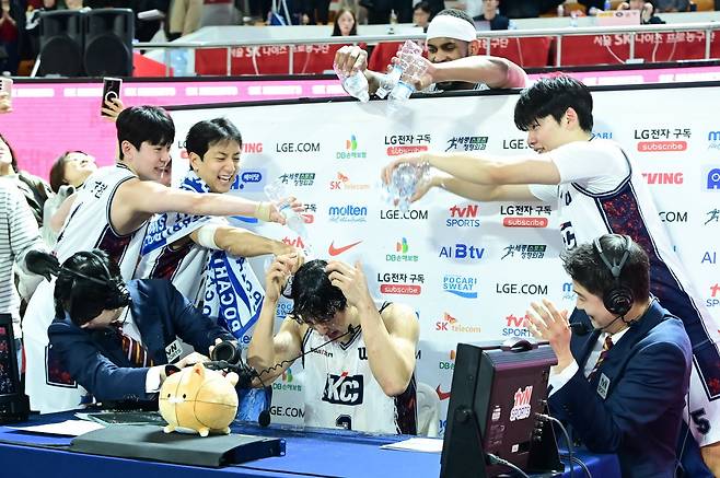KCC 허웅(가운데)이 2일 잠실학생체육관에서 열린 SK전에서 국내 선수 역대 3위인 51점·3점슛 14개를 기록하며 승리를 이끈 뒤 동료들의 축하를 받고 있다. 사진제공|KCC