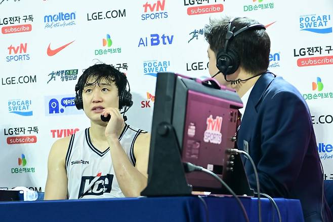 KCC 허웅(가운데)이 2일 잠실학생체육관에서 열린 SK전에서 국내 선수 역대 3위인 51점·3점슛 14개를 기록하며 승리를 이끈 뒤 인터뷰를 하고 있다. 사진제공|KCC