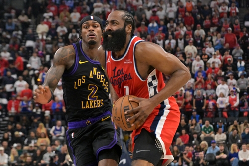 LA 클리퍼스 제임스 하든이 1월 23일 LA 레이커스전에서 제러드 밴더빌트를 뚫고 돌파하고 있다. Imagn Images연합뉴스
