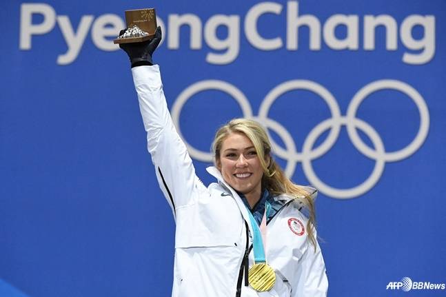 미카엘라 시프린이 평창 동계올림픽 당시 금메달을 목에 걸고 오른손을 번쩍 들어보이고 있다. /AFPBBNews=뉴스1
