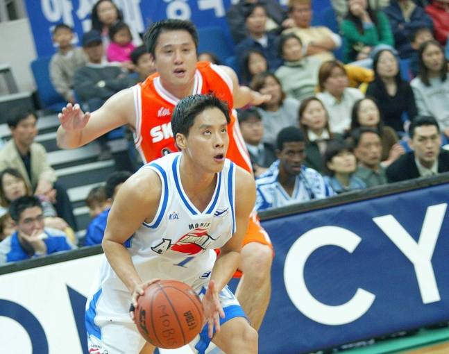 2002년 우지원(앞)과 문경은의 모습. /사진=KBL