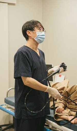 강호준 창원 유니내과의원 원장이 위내시경 검사를 진행하고 있다. /유니내과