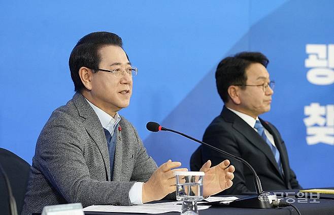 광주·전남 행정통합, ‘전남 서부권’ 타운홀미팅이 2일 오후 해남문화예술회관에서 열린 가운데 김영록 전라남도지사가 발언을 하고 있다.
이날 행사에는 김영록 전라남도지사와 강기정 광주광역시장이 직접 출연해 행정통합에 대한 강력한 추진 의지를 밝혔다.
또한 해남과 목포, 무안 등 서남권 9개 시·군 주민들이 현장 및 유튜브를 통해 질문을 하는 등 실시간으로 참여했다.